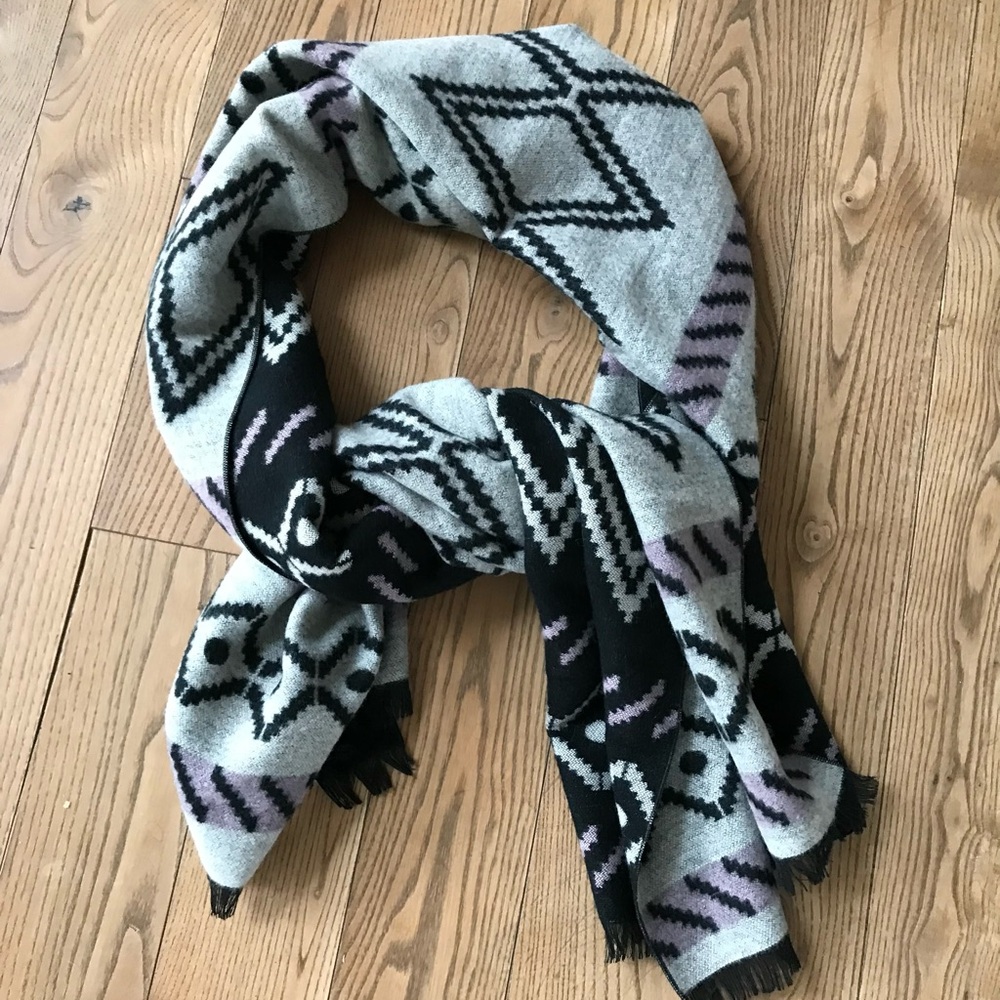 Geometric Patterned Scarf in Black and Gray